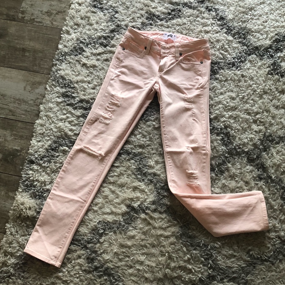 Light pink, destroyed jeans 💗